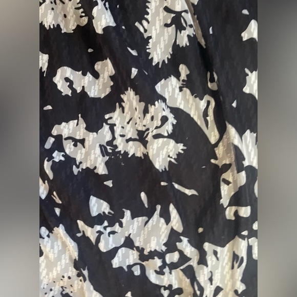 Yest Floral Top with Banded Bottom and Sleeves - Size 8 - Picture 4 of 6